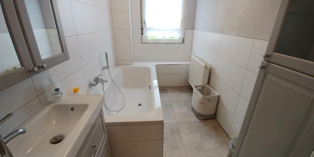 Apt-2_bathroom-bathtub-1