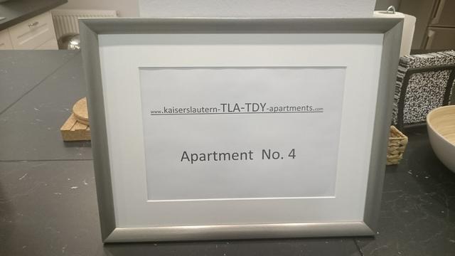 Apt-4_Bilderrahmen-mit-apartment-No-4